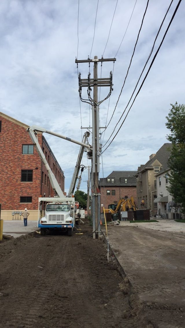 les-electrical-phone-pole-crane
